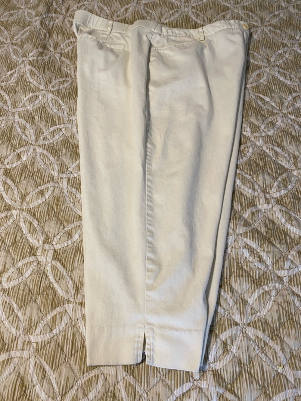 Counterparts Light Cream  Size 18 W Tailored Capri Zippered & Button Closure